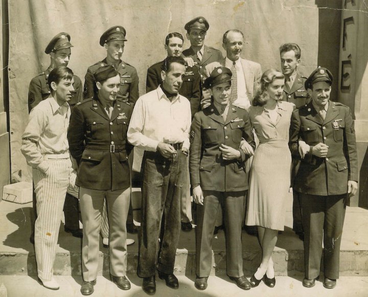 Con un gruppo di soldati nel 1944